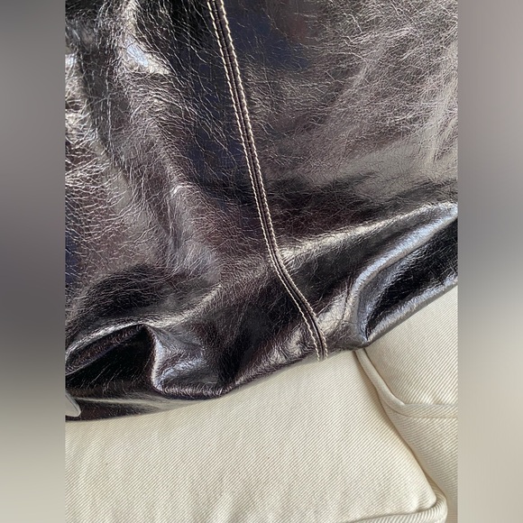 Wrinkled shiny Leather contrast stitch slouchy oversized bucket bag - Picture 10 of 12